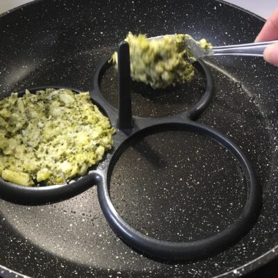 Recette galettes de brocoli au parmesan -Humidifier vos mains pour éviter que la préparation ne colle puis former des galettes et déposer-les dans une poêle bien chaude et préalablement huilée.
Faites cuire chaque face pendant 2 minutes.