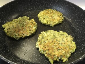 Recette galettes de brocoli au parmesan -Humidifier vos mains pour éviter que la préparation ne colle puis former des galettes et déposer-les dans une poêle bien chaude et préalablement huilée. Faites cuire chaque face pendant 2 minutes.