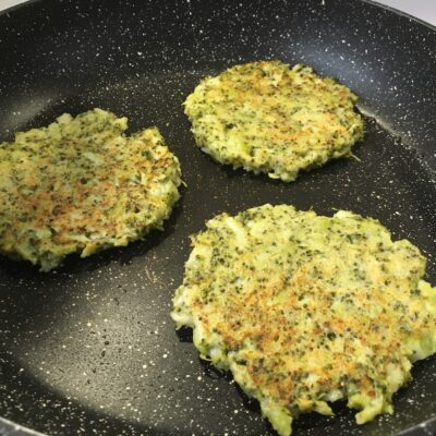 Recette galettes de brocoli au parmesan -Humidifier vos mains pour éviter que la préparation ne colle puis former des galettes et déposer-les dans une poêle bien chaude et préalablement huilée.
Faites cuire chaque face pendant 2 minutes.