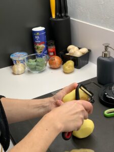 Recette mini gratins de pommes de terre champignons et épinards - Nettoyer, éplucher et couper en tranche les pommes de terre.