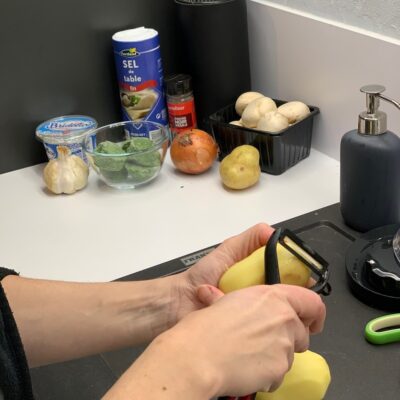 Recette mini gratins de pommes de terre champignons et épinards - Nettoyer, éplucher et couper en tranche les pommes de terre.