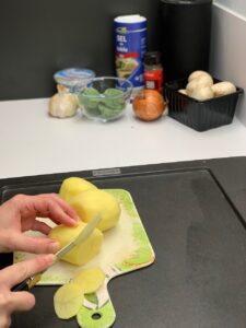 Recette mini gratins de pommes de terre champignons et épinards - Nettoyer, éplucher et couper en tranche les pommes de terre.