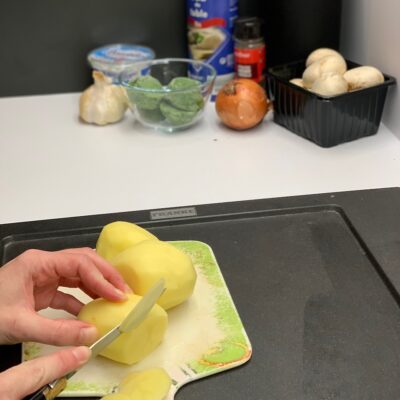 Recette mini gratins de pommes de terre champignons et épinards - Nettoyer, éplucher et couper en tranche les pommes de terre.