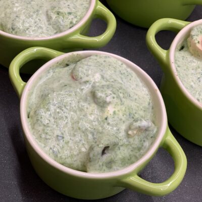 Recette mini gratins de pommes de terre champignons et épinards -Dans un plat mélanger la crème fraîche, l'ail et les épinards.
Saler et poivrer.
Répartir dans les cocottes.