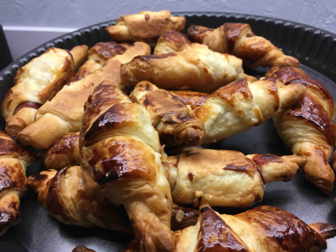 Minis croissants feuilletés à la coppa et au parmesan