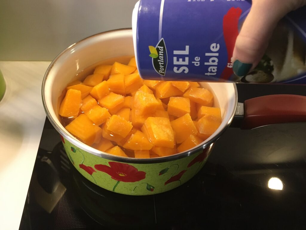 Recette purée de butternut à la crème -Placer-la dans une grande casserole d'eau bouillante salée généreusement.
Laisser mijoter environ 30 minutes.