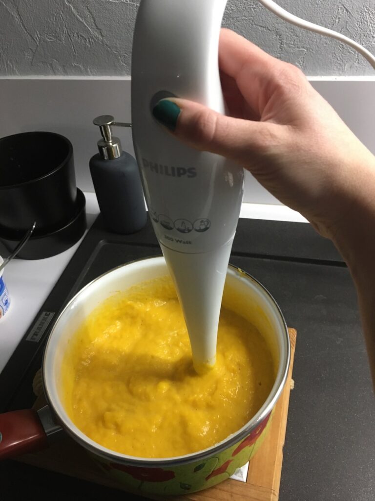 Recette purée de butternut à la crème -Egoutter la courge. Placer les morceaux dans un saladier, saler, poivrer et ajouter le 4 épices.
Mixer longuement pour obtenir une purée fine.
