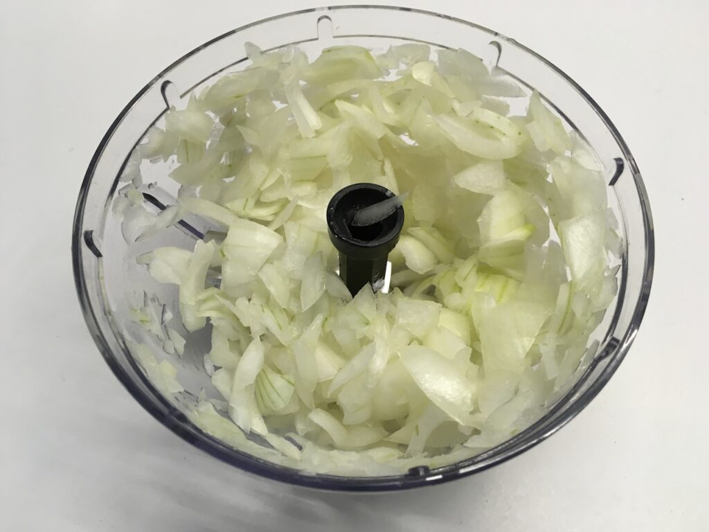 Recette cuisse de poulet gratinées -Eplucher les oignons et l'ail.
Si vous n'avez pas trouver d'oignons grelots, vous pouvez prendre un gros oignon mais penser à l'émincer.