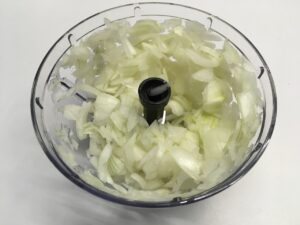 Recette cuisse de poulet gratinées -Eplucher les oignons et l'ail. Si vous n'avez pas trouver d'oignons grelots, vous pouvez prendre un gros oignon mais penser à l'émincer.