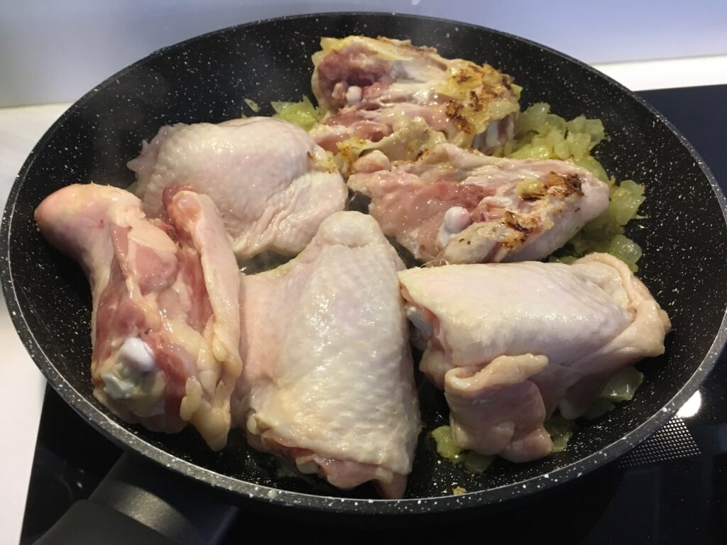 Recette cuisses de poulet gratinées -Ajouter les cuisses de poulet et les faire dorer des deux côtés.