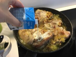 Recette cuisses de poulet gratinées -Ajouter le vin blanc, l'eau et la crème liquide. Saler, poivrer. Laisser cuire 30 minutes en remuant régulièrement.