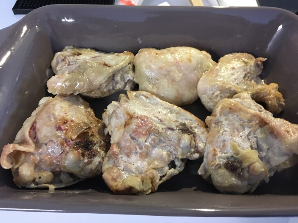 Recette cuisses de poulet gratinées -Mettre les cuisses de poulet précuites dans un plat.
Verser éventuellement une boîte de petits pois carottes et verser ensuite le jus de cuisson.