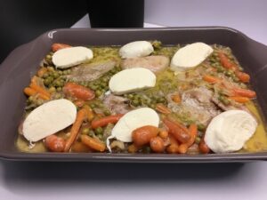 Recette cuisses de poulet gratinées -Disposer la mozzarella en tranches sur la viande et parsemer de persil.