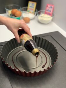 Recette gâteau renversé à l'ananas Bien napper le moule à manqué de caramel.