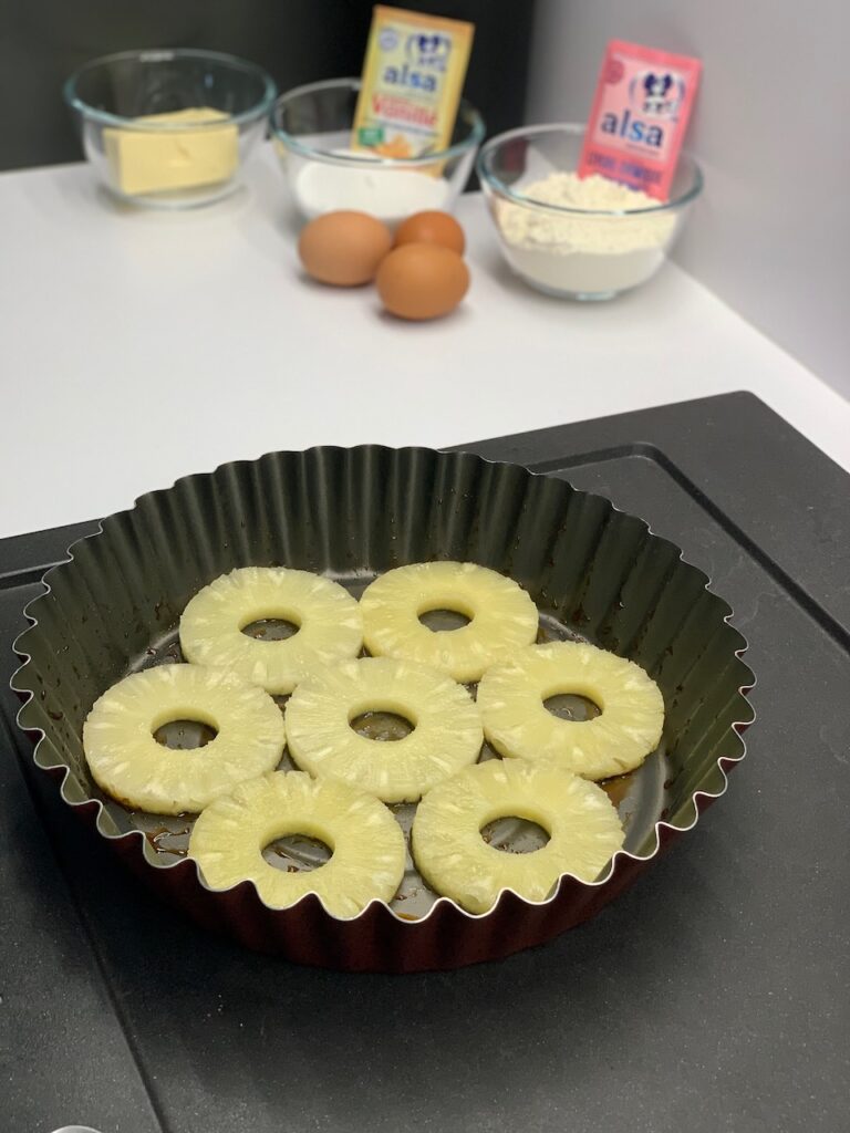 Recette gâteau renversé à l'ananas -Disposer les tranches d'ananas préalablement égouttées.