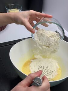 Recette gâteau renversé à l'ananas -Mélanger tous les ingrédients dans l'ordre et verser dans le moule.