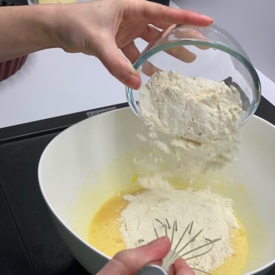 Recette gâteau renversé à l'ananas -Mélanger tous les ingrédients dans l'ordre et verser dans le moule.