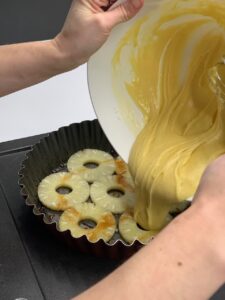 Recette gâteau renversé à l'ananas -Mélanger tous les ingrédients dans l'ordre et verser dans le moule.