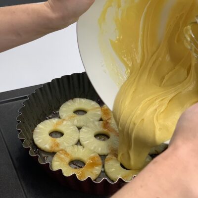 Recette gâteau renversé à l'ananas -Mélanger tous les ingrédients dans l'ordre et verser dans le moule.