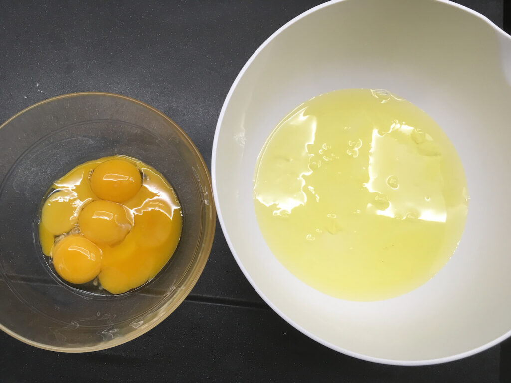 Recette mousse au chocolat - Séparer les blancs des jaunes d'oeuf.