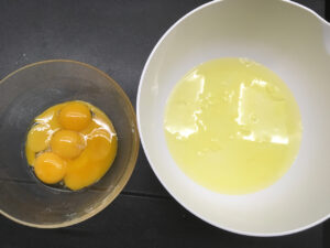 Recette mousse au chocolat - Séparer les blancs des jaunes d'oeuf.