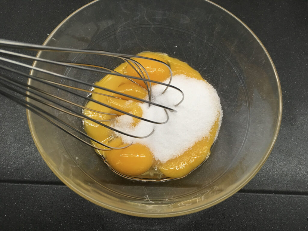 Recette mousse au chocolat - Mélanger les jaunes et le sucre énergiquement jusqu'à ce que le mélange blanchisse.