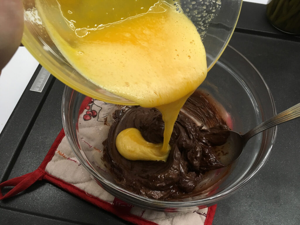 Recette mousse au chocolat - Verser les jaunes sur le chocolat et mélanger.