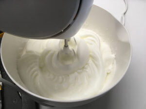 Recette mousse au chocolat - Battre les blancs en neige fermes avec une pincée de sel.