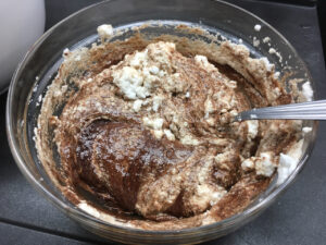 Recette mousse au chocolat - Ajouter délicatement les blancs à la préparation.