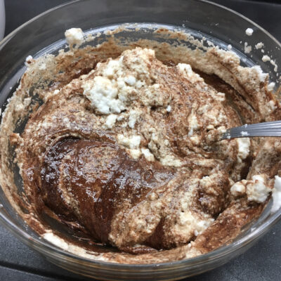 Recette mousse au chocolat - Ajouter délicatement les blancs à la préparation.