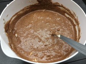 Recette mousse au chocolat - Ajouter délicatement les blancs à la préparation et mélanger jusqu'à ne plus voir les blancs.
