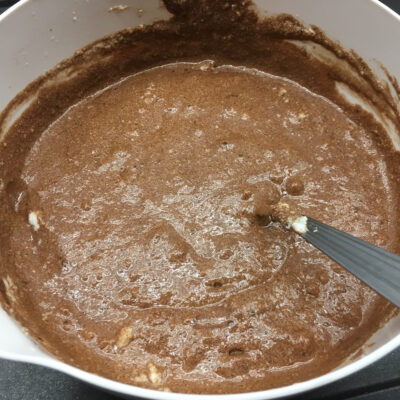 Recette mousse au chocolat - Ajouter délicatement les blancs à la préparation et mélanger jusqu'à ne plus voir les blancs.