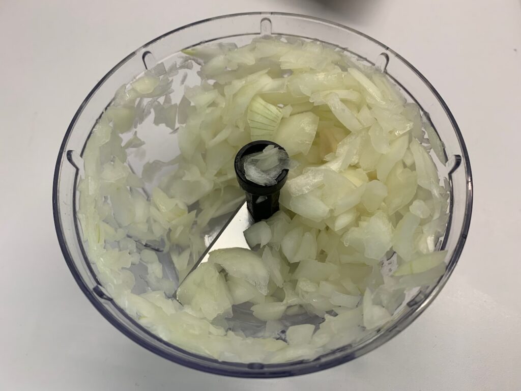 Recette t'fina de blé au boeuf confit - Peler et émincer les oignons.