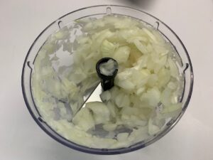 Recette t'fina de blé au boeuf confit - Peler et émincer les oignons.