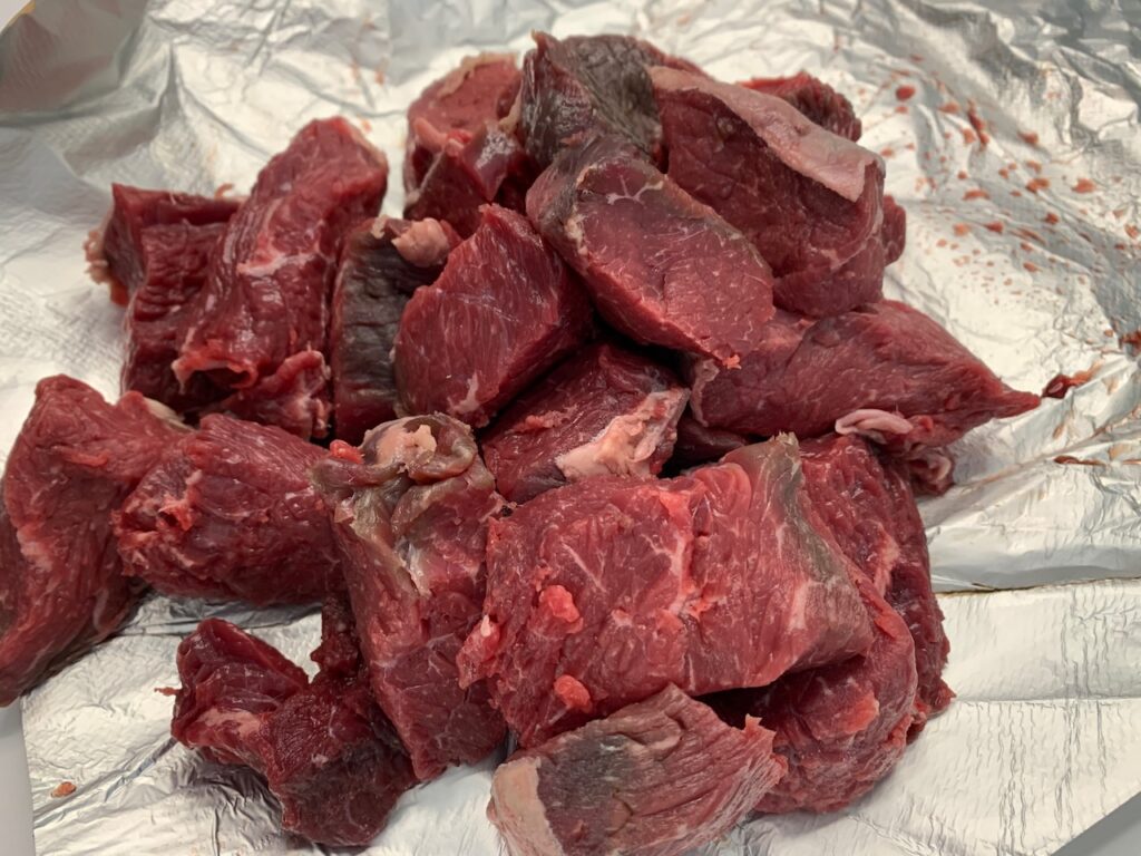 Recette t'fina de blé au boeuf confit - Couper la macreuse en morceaux.