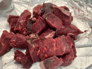 Recette t'fina de blé au boeuf confit - Couper la macreuse en morceaux.