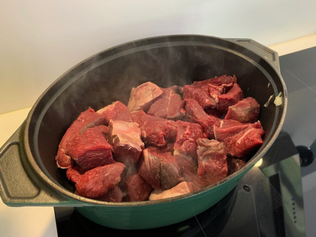 Recette t'fina de blé au boeuf confit -Faites dorer la viande dans une cocotte avec l'huile. Saler et poivrer.