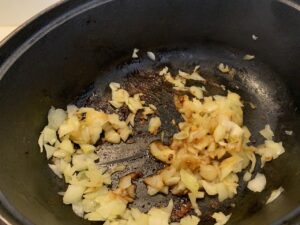Recette t'fina de blé au boeuf confit - Retirer la viande et mettre les oignons à la place. Laisser-les fondre sur feu doux en remuant.