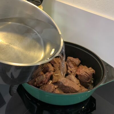 Recette t'fina de blé au boeuf confit - Remettre la viande et couvrer de 2 litres d'eau chaude.
Saupoudrer de fond de veau et de paprika et mélanger.
Ajouter les pois chiches.