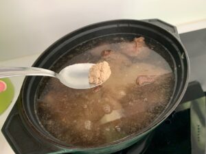 Recette t'fina de blé au boeuf confit - Remettre la viande et couvrer de 2 litres d'eau chaude. Saupoudrer de fond de veau et de paprika et mélanger. Ajouter les pois chiches.