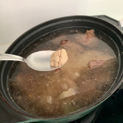 Recette t'fina de blé au boeuf confit - Remettre la viande et couvrer de 2 litres d'eau chaude.
Saupoudrer de fond de veau et de paprika et mélanger.
Ajouter les pois chiches.