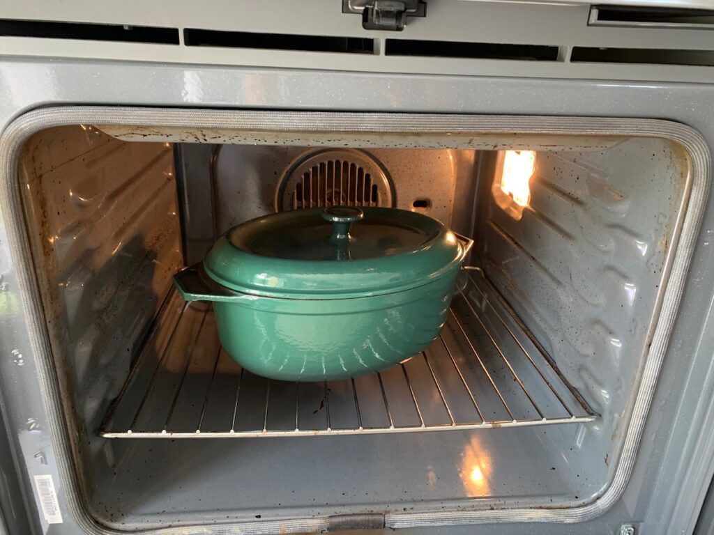 Recette t'fina de blé au boeuf confit -Couvrer la cocotte et enfourner pour 2h.
