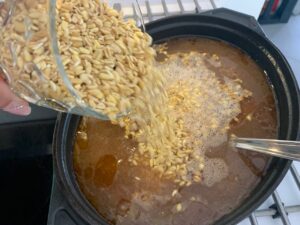 Recette t'fina de blé au boeuf confit -Au bout des 2h, ajouter la tête d'ail entière, le blé, la coriandre et le miel. Poursuivre la cuisson 2h, le liquide doit réduire des trois quarts donc ne pas couvrir pour bien laisser évaporer.