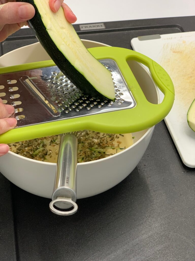 Recette minis flans aux courgettes - Râper la courgette et ajouter-la.
Saler, poivrer.