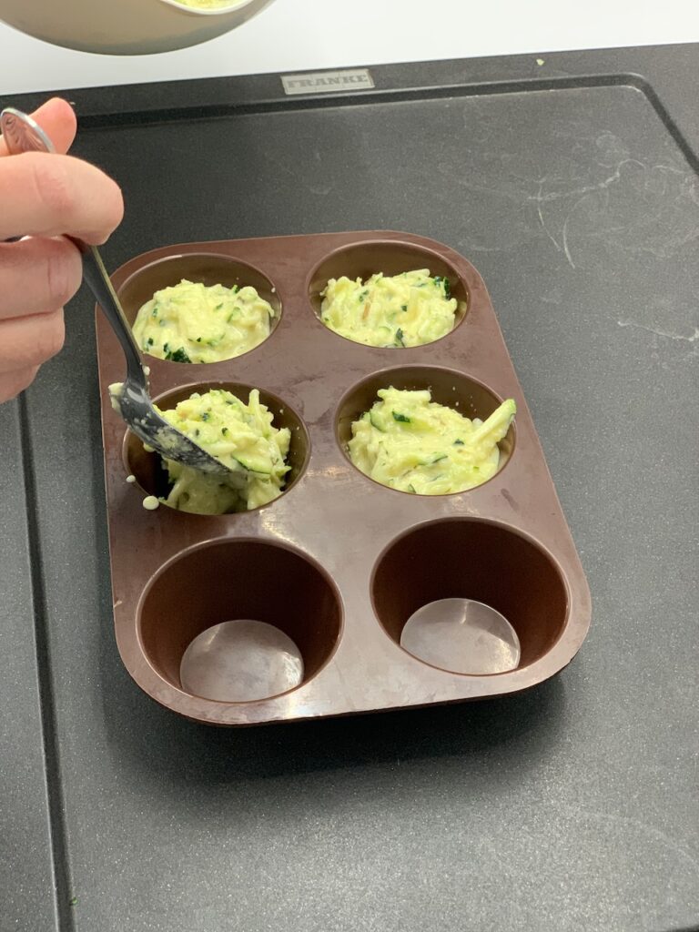 Recette minis flans aux courgettes - Mettre dans des moules en silicone.