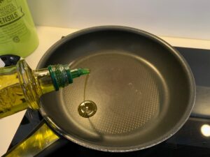 Recette blanc de poulet au four -Faites chauffer l'huile dans une poêle, puis faites revenir l'oignon émincé et les champignons.
