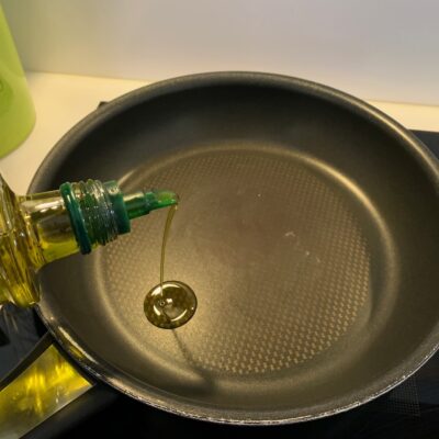 Recette blanc de poulet au four -Faites chauffer l'huile dans une poêle, puis faites revenir l'oignon émincé et les champignons.