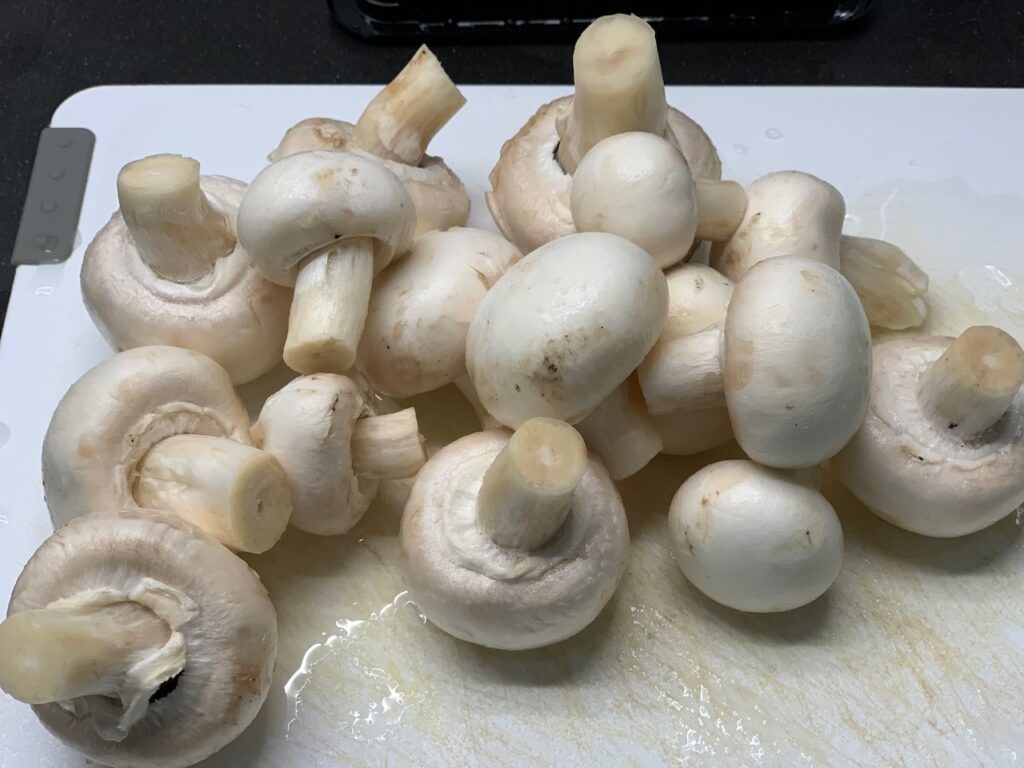 Recette blanc de poulet au four - Nettoyer les champignons