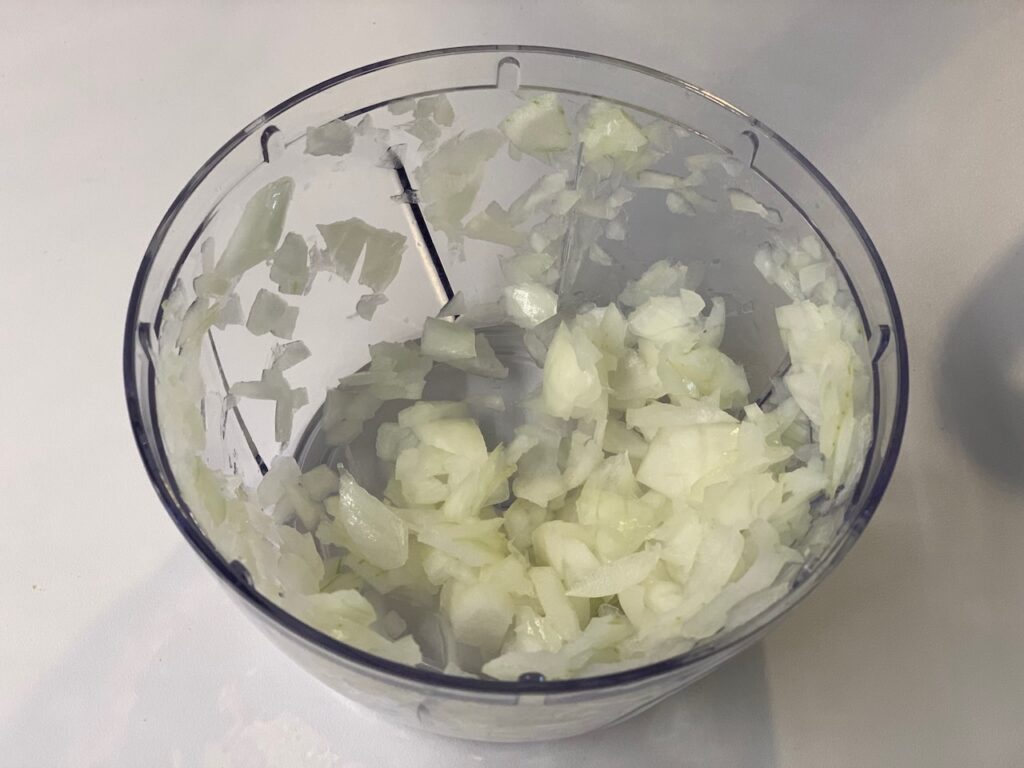 Recette blanc de poulet au four - Emincer l'oignon