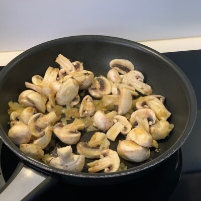 Recette blanc de poulet au four -Faites chauffer l'huile dans une poêle, puis faites revenir l'oignon émincé et les champignons.